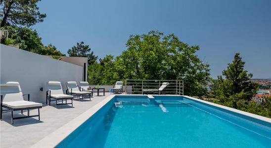 <b>游泳池水處理藥劑有哪些種類，有什么作用？</b>