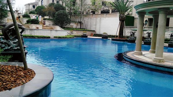 游泳池要怎么保養(yǎng)？有沒(méi)有能自動(dòng)清洗的游泳池推薦？