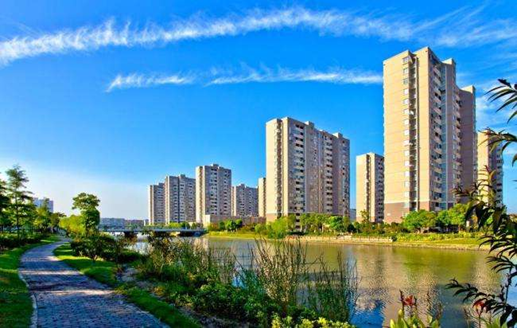 隨著生態(tài)環(huán)境污染，人工湖治理該如何做？