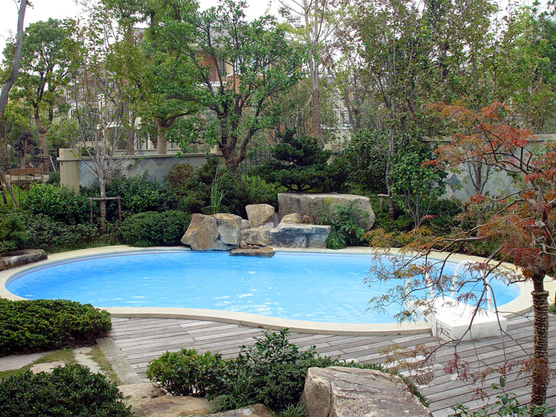 <b>別墅游泳池建在庭院哪？3 個(gè)黃金位置不浪費(fèi)空間還顯檔次！</b>